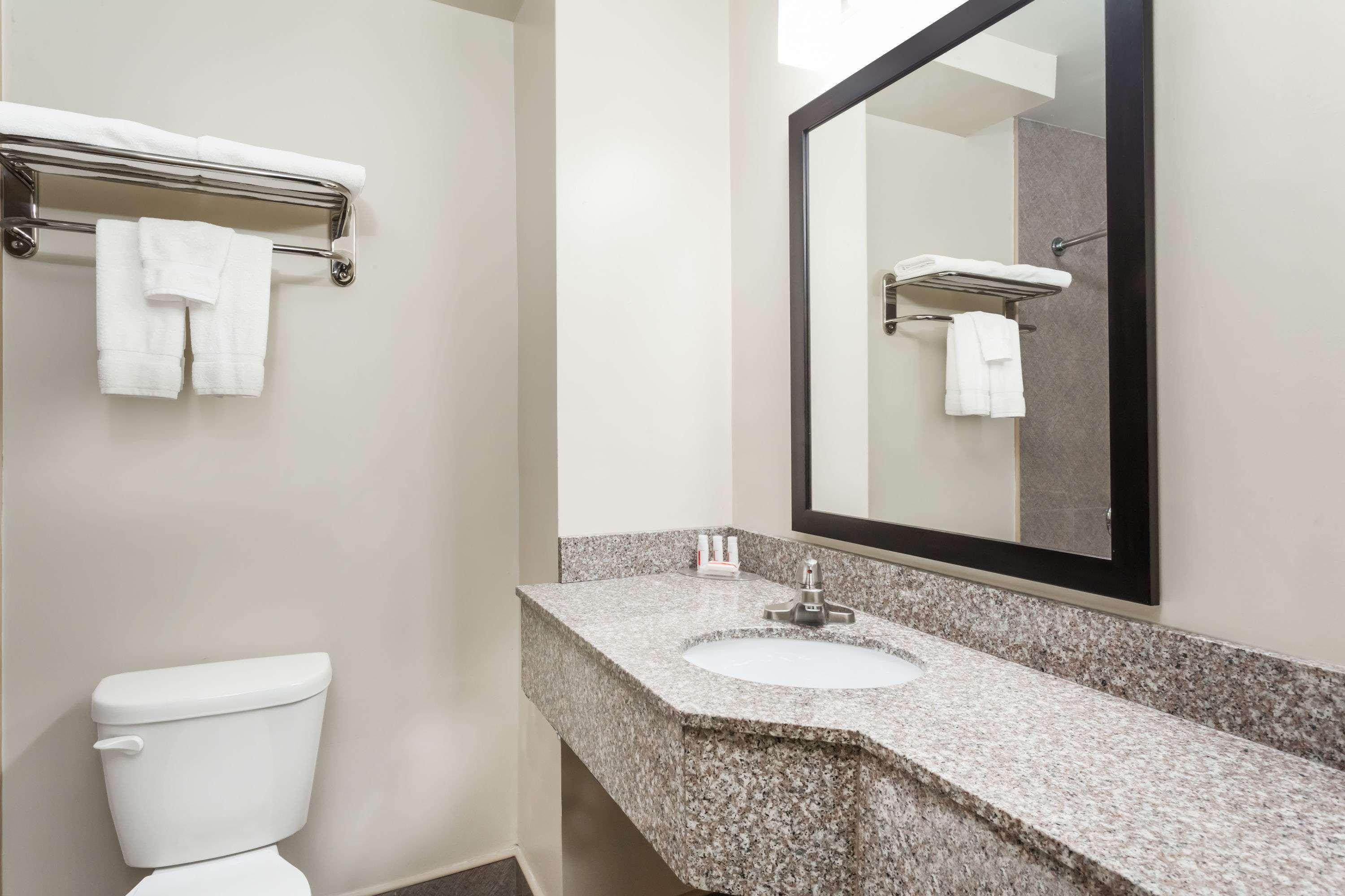 Days Inn & Suites By Wyndham Jamaica Jfk Airport New York Esterno foto
